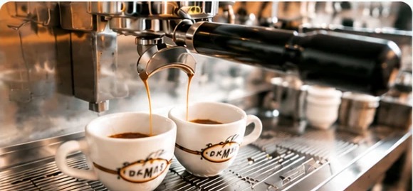 Espressokopjes bij een koffiemachine